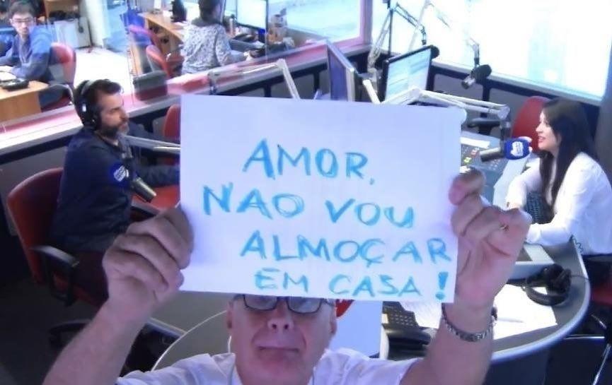 Em uma postagem de outubro de 2017, Veruska entregou que uma regra de seu casamento com Boechat era que ele almoçasse em casa todos os dias. Na imagem ele segura um bilhete que ele mostrou no ao vivo do Facebook do programa na rádio. "Mas foi obrigado a almoçar em casa mesmo assim, porque isso é cláusula pétrea do nosso casamento e dificilmente abro exceções" - Reprodução/Instagram