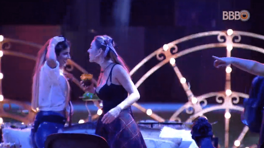 Hariany e Paula dançam na festa "Prensa" - Reprodução/GloboPlay