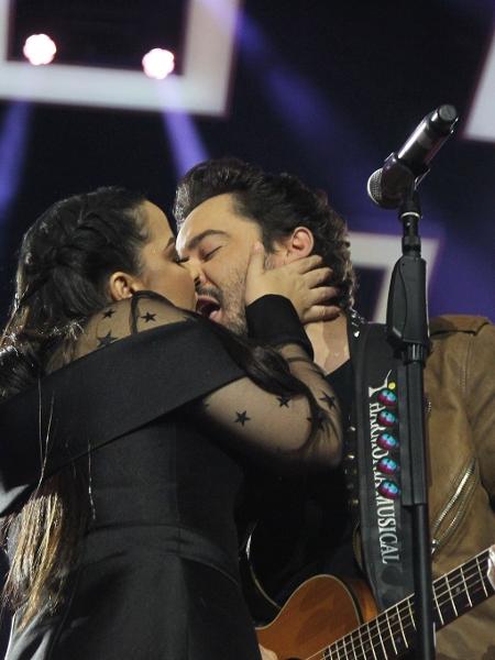 Maiara e Fernando se beijam no palco do Skuta Festival, que aconteceu na Arena Anhembi, em São Paulo - Marcello Sá Barreto/Brazil News