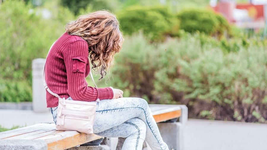 Ficar muito tempo olhando para baixo, focando a tela do celular, sobrecarrega a cervical e pode afetar toda a coluna - iStock