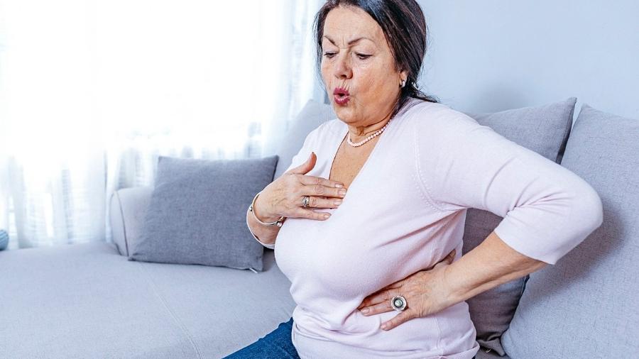 Muitas vezes, o infarto na mulher não se manifesta como um desconforto no peito e, sim, dor nas costas, na boca do estômago e náuseas - iStock
