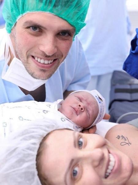 Tiago Volpi com a esposa e o bebê - Reprodução/Instagram