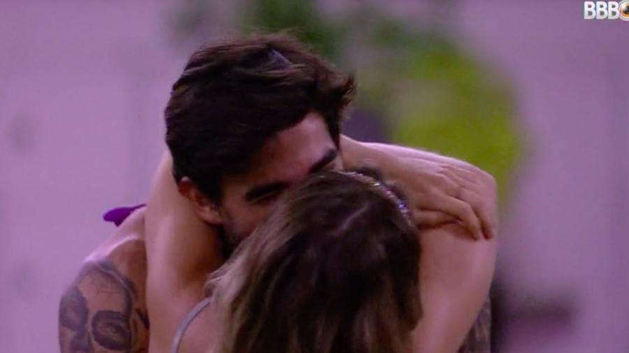 Guilherme e Gabi se beijam depois de pedido de namoro - Reprodução/GlobosatPlay