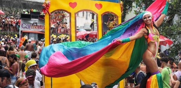 Pernas de pau e alegria | Quem é a pernalta que coloriu vários blocos no Rio