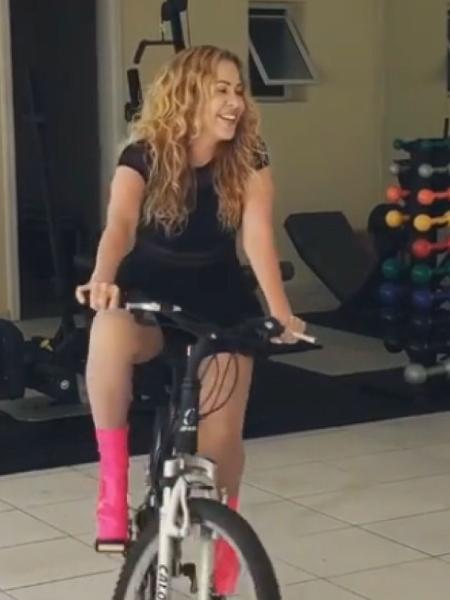 Joelma canta e anda de bicicleta na garagem - REPRODUÇÃO/INSTAGRAM