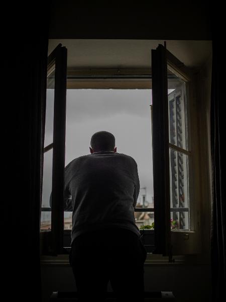 Homem à janela durante isolamento obrigatório - Europa Press/Getty Images