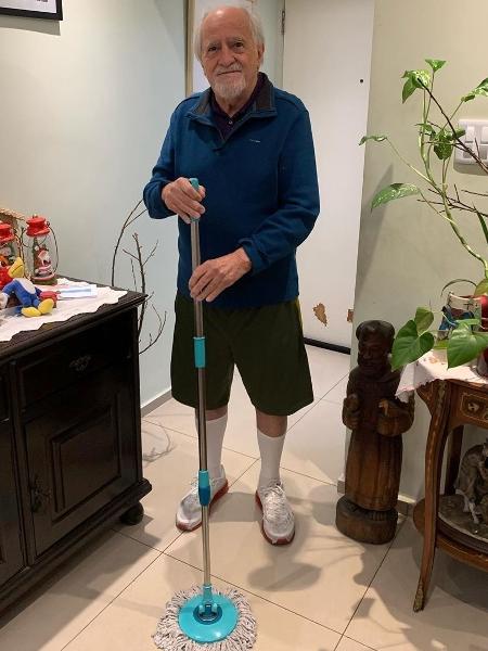 Ary Fontoura limpando a casa durante quarentena - Reprodução/Instagram