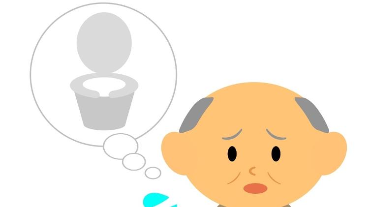 Idoso com vontade de urinar - iStock - iStock