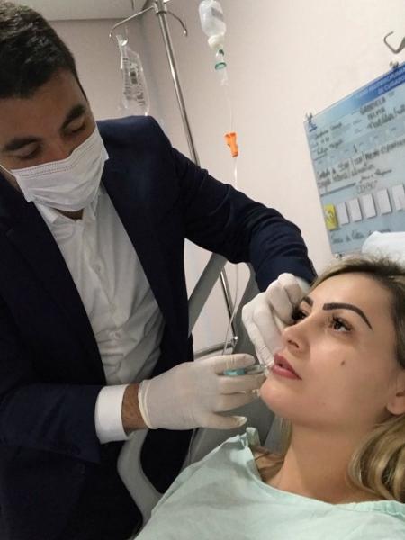 Andressa Urach aparece fazendo procedimento estético no rosto - Reprodução/Instagram