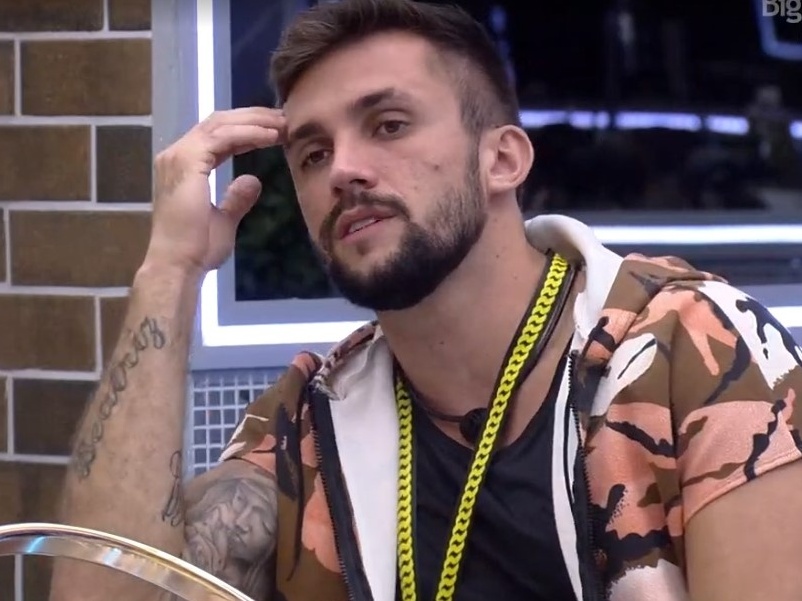 Desce: Arthur faz pedido para sister: 'Carlinha, me espera'