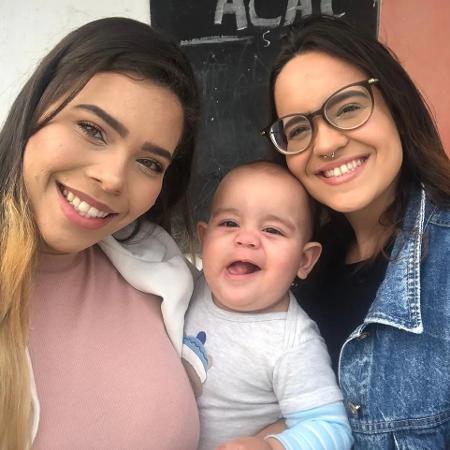 Luanna (esq) e Yasmin são mães de Oliver, de 9 meses - Reprodução/Instagram @yah_caps