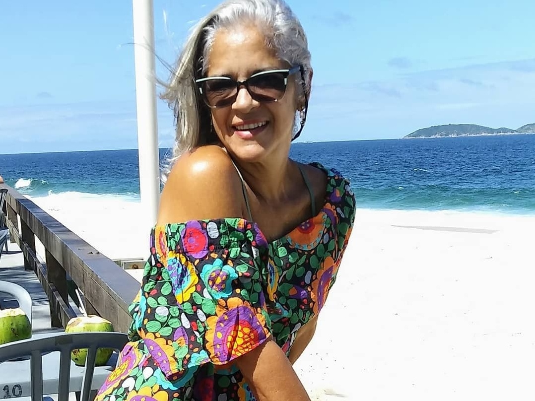 Top, shorts e mais: elas mostram que estilo não precisa mudar depois dos 50  