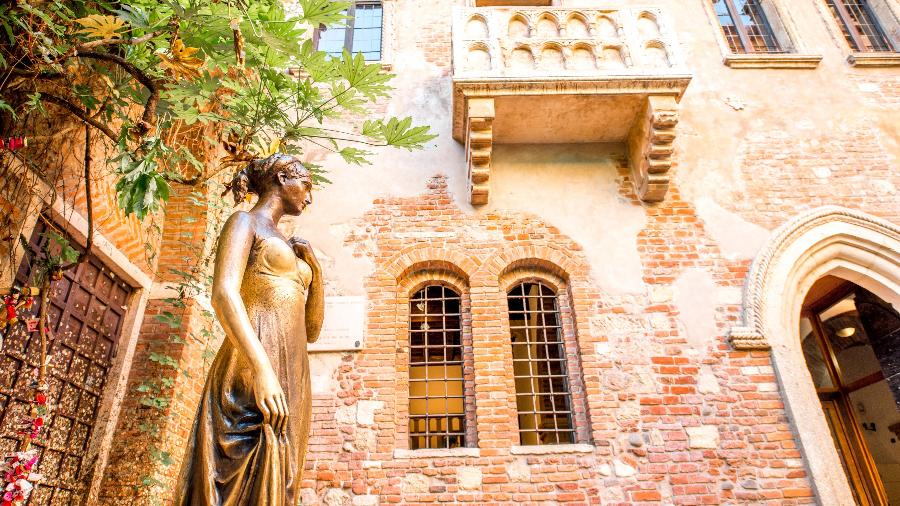 A estátua e o balcão de Julieta em Verona: apaixonados e desiludidos deixam suas mensagens à "padroeira" do amor (à esq.) - RossHelen/Getty Images