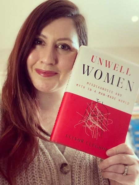 A historiadora feminista Elinor Cleghorn, com seu livro "Mulheres doentes" - Reprodução/Instagram