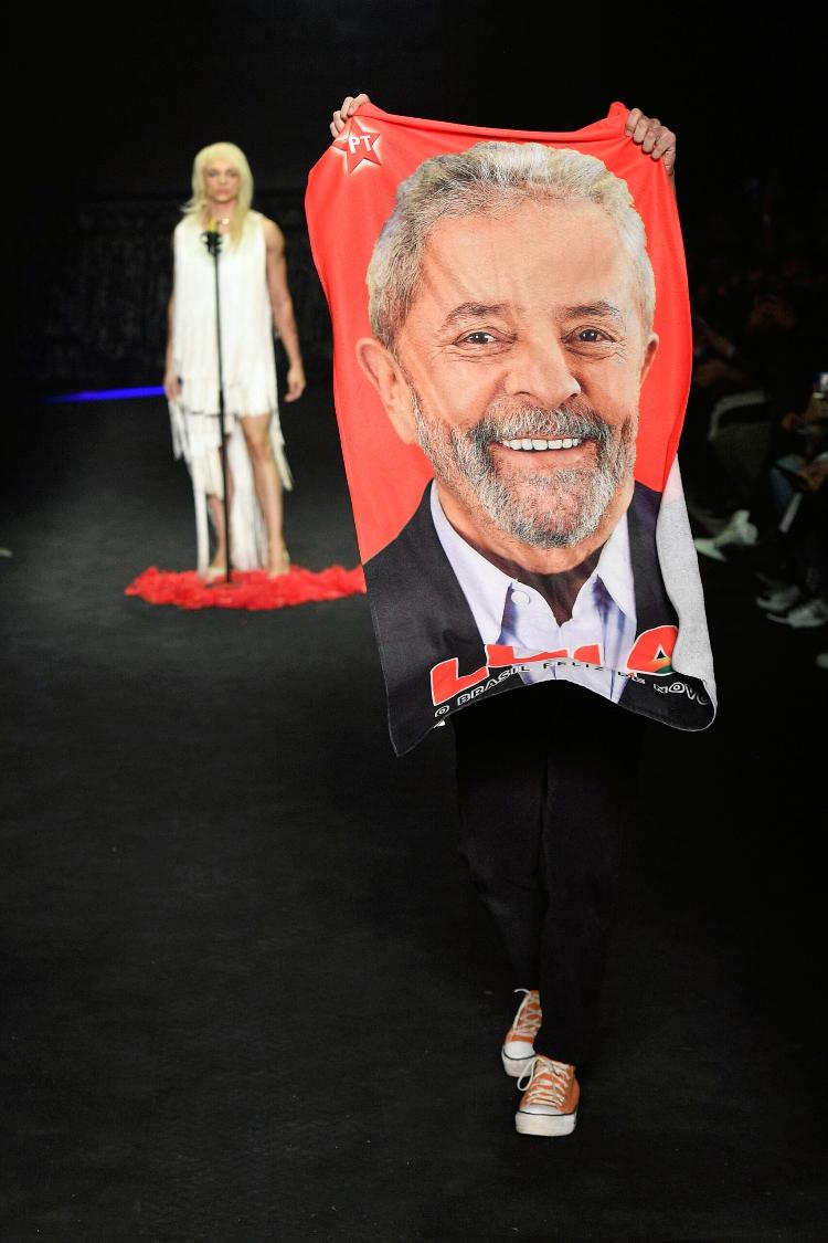 The stylist Célio Dias, name behind the LED brand, with the flag of the presidential candidate Lula at the end of the parade - Marcelo Soubhia/@agfotosite - Marcelo Soubhia/@agfotosite