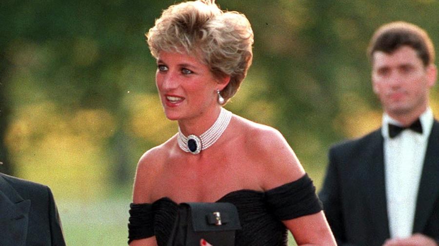 A princesa Diana Spencer mudou a moda da família real, mas também de todo o mundo como uma referência. Relembre o "vestido da vingança", o look para o Met Gala, o vestido de noiva "mais famoso da história" e o moletom usado para enganar os paparazzi - Reprodução