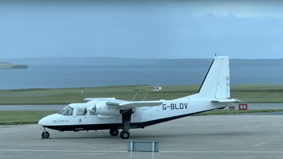 A passagem para o voo entre as ilhas de Westray e Papa Westray custa apenas 17 libras ou R$ 109 - Reprodução/YouTube