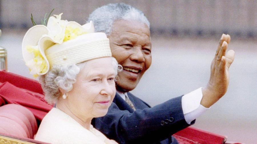 Elizabeth 2ª acompanha Nelson Mandela, então presidente sul-africano, durante a visita dele à Inglaterra em 1996. - Simon Kreitem/Reuters