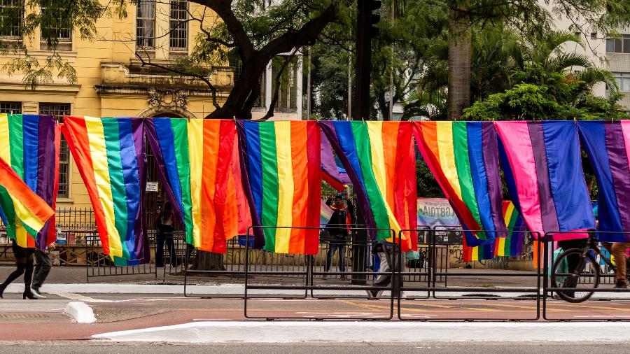 Bandeiras penduradas na avenida Paulista durante a Parada do Orgulho LGBT+ em São Paulo, em 2022