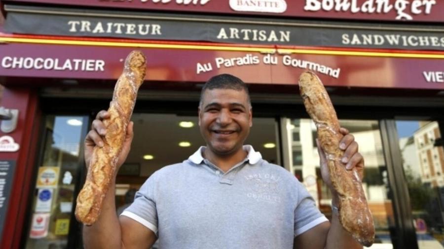 O padeiro parisiense Ridha Khadher, vencedor do prêmio de Melhor Baguete de Paris 2013 - REUTERS/Charles Platiau