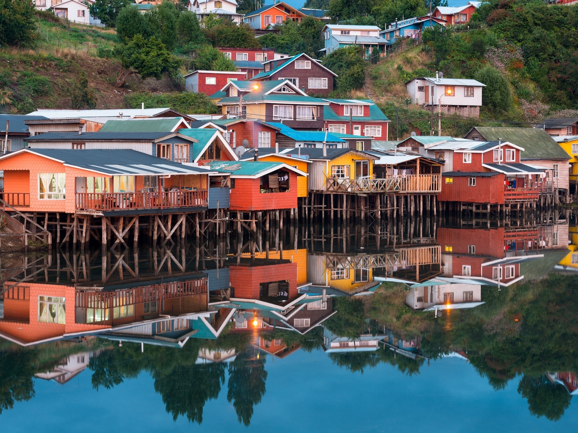 Arquipélago chileno atrai pelas palafitas coloridas e natureza selvagem