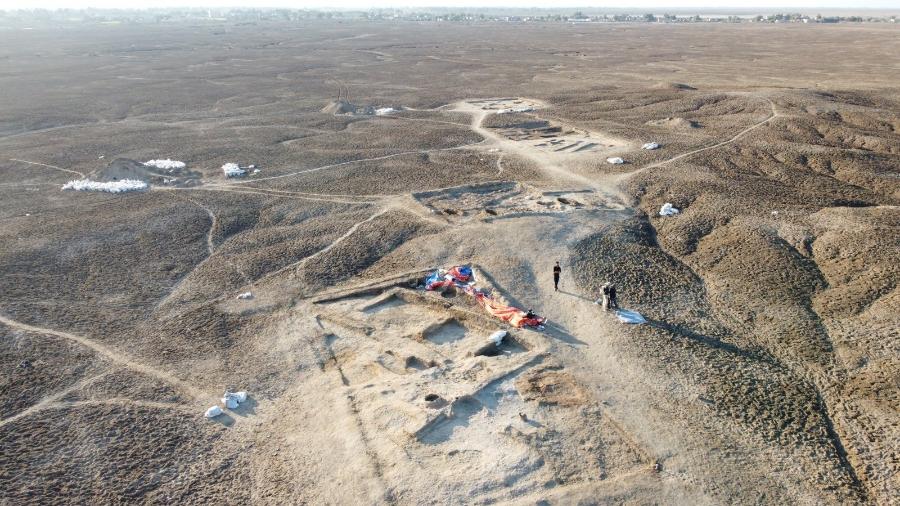 Imagem de drone do sítio arqueológico de Lagash mostra, na trincheira mais próxima, a localização da taberna, onde foi encontrado um refrigerador, bancos e um forno - Divulgação/Lagash Archaeological Project