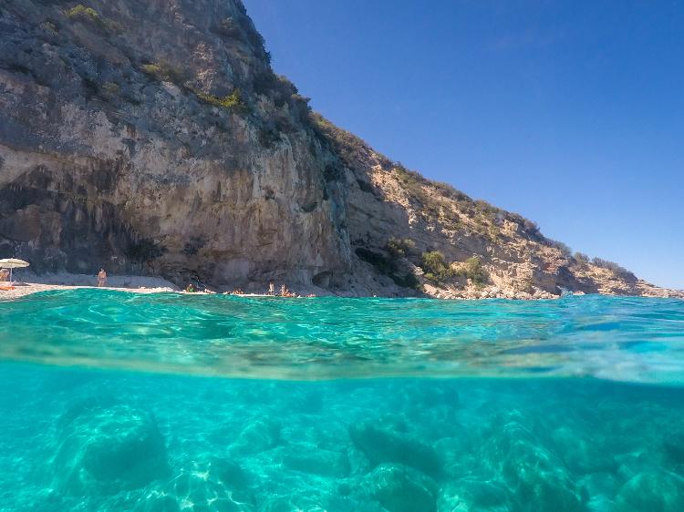 O acesso a algumas praias na Sardenha, como Cala dei Gabbiani, está estritamente controlado neste verão