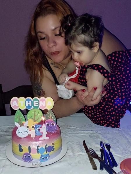 Athena no colo de Joyce em seu aniversário de 1 ano - Acervo pessoal