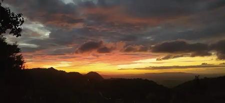 Pôr do sol diante da Casa Beija-Flor Pôr do sol diante da Casa Beija-Flor