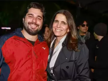 Malu Mader surge em clique raro ao lado do filho caçula no show de Titãs