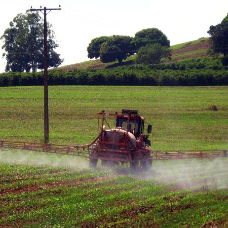 Pesticida sendo aplicado em cultivo agrícola no Paraná. 