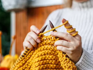 Ter um hobby consciente, como tricotar, pode te ajudar a sair do celular