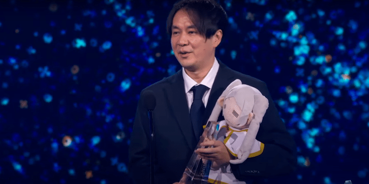 Keichiro Sato, diretor de 'Frieren', sobe no palco do Crunchyroll Anime Awards 2025 com uma pelúcia da protagonista Keichiro Sato, diretor de 'Frieren', sobe no palco do Crunchyroll Anime Awards 2025 com uma pelúcia da protagonista