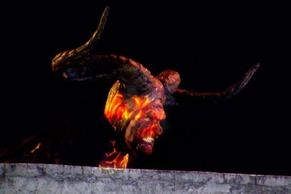 Demônio aparece atrás de muro e deixa pedestres apavorados nas ruas de São Paulo