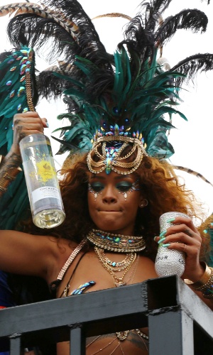 3.ago.2015 - Vestida com um traje típico do Carnaval de Barbados, Rihanna comemora o Kadooment Day em seu país natal