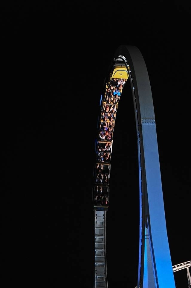 27.set.2015 - Fãs curtem a montanha russa, uma das principais atrações do Rock in Rio - Ilan Pellenberg/Agência Estado