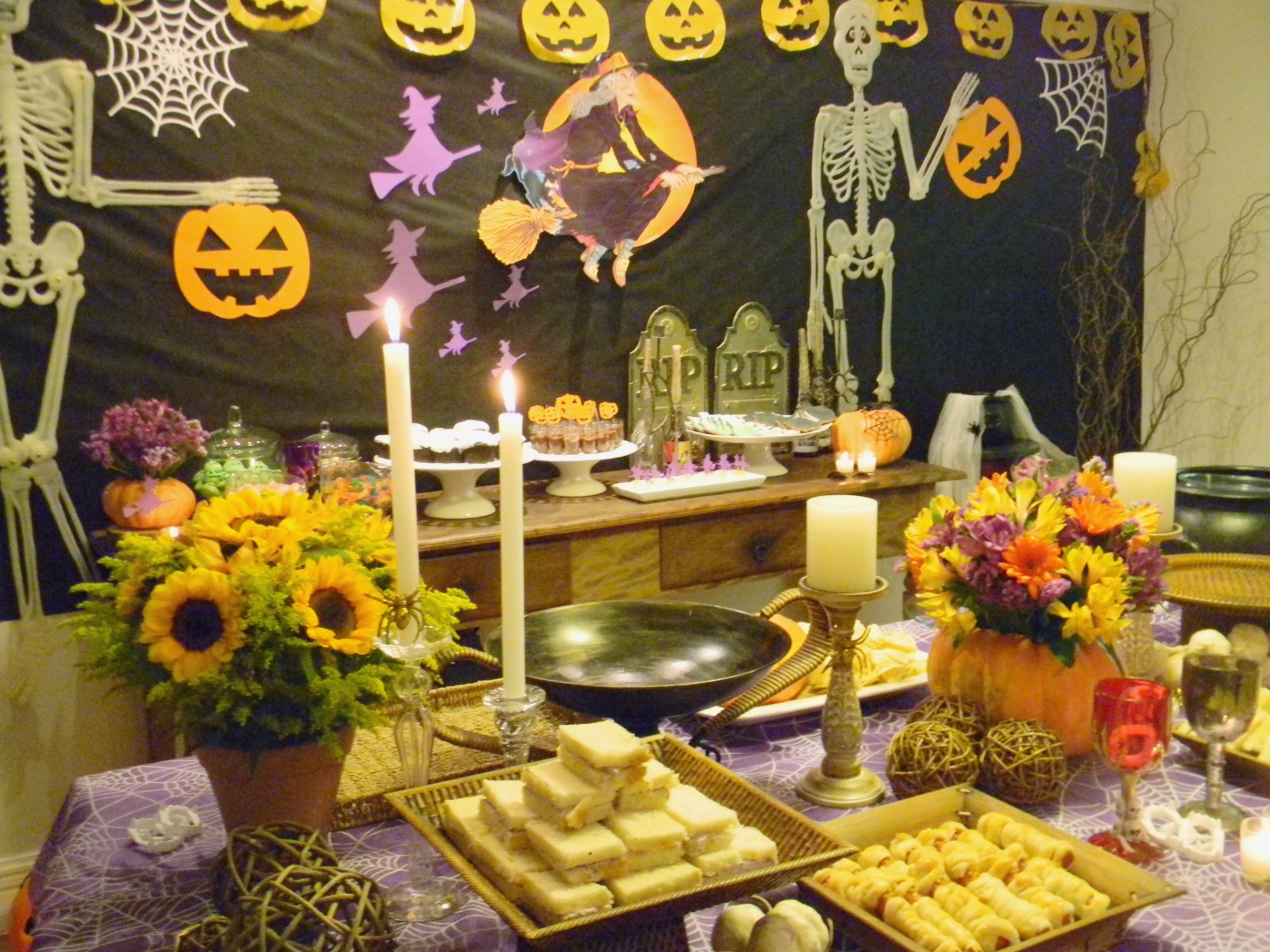 Enquanto os girassóis foram colocados em um vaso de cerâmica rústico, as flores do campo foram dispostas em uma abóbora, nesta festa com tema Halloween. Castiçais e bolas de cipó trançado deixaram a atmosfera ainda mais característica - Divulgação