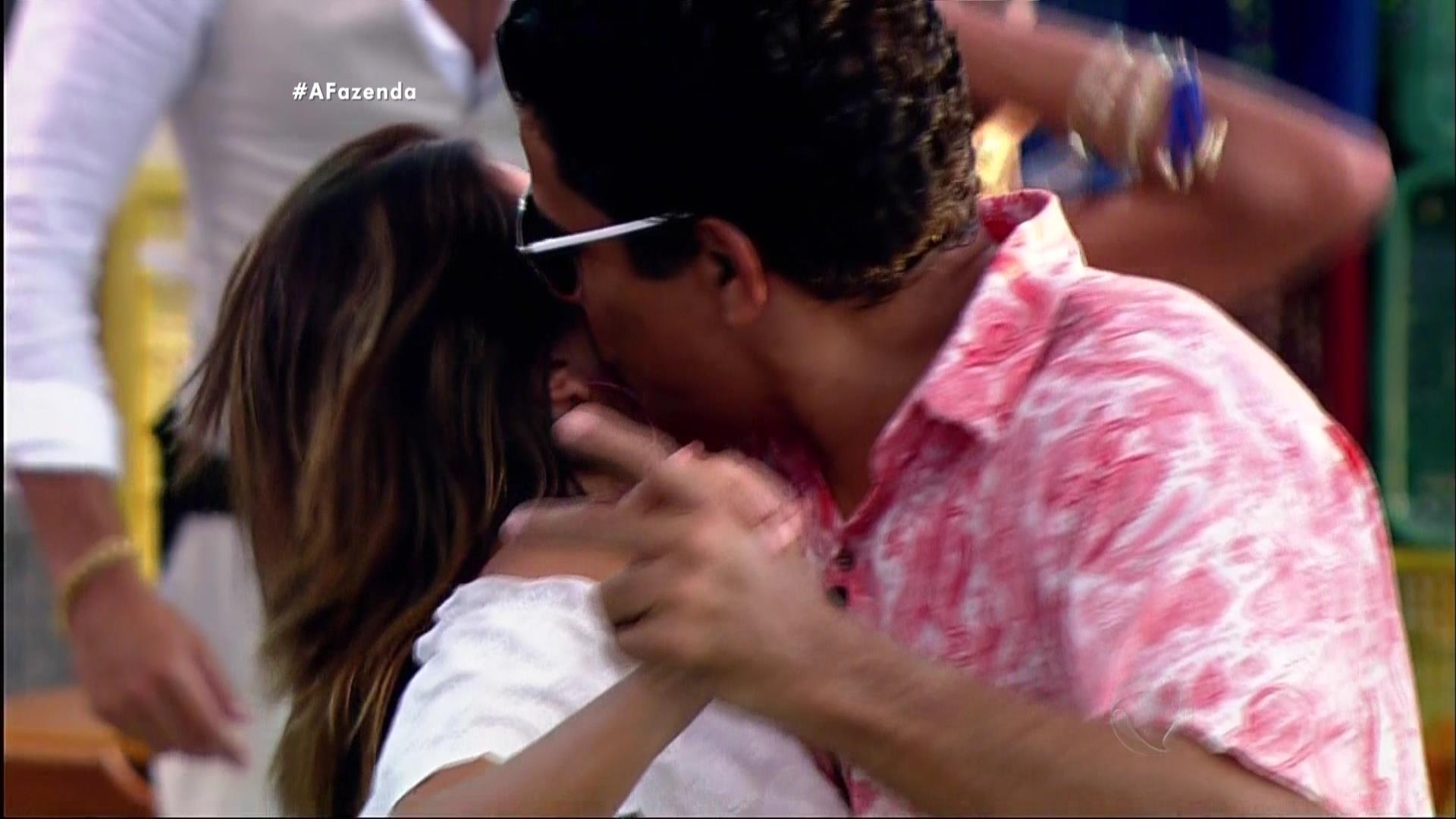 30.out.2015 - Mara Maravilha dançava com Luka Ribeiro quando ganhou um superbeijo - Reprodução/Record