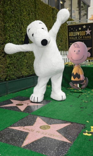 2.nov.2015 - Snoopy, melhor amigo de Charlie Brown, ganhou sua estrela na Calçada da Fama, em Los Angeles, nos Estados Unidos, nesta segunda-feira.