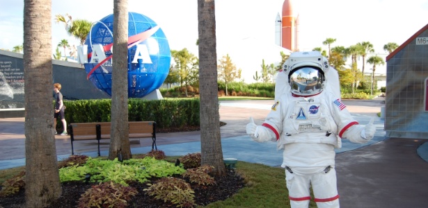 Astronauta posa para fotos na entrada do Kennedy Space Center - Rodrigo Casarin/UOL