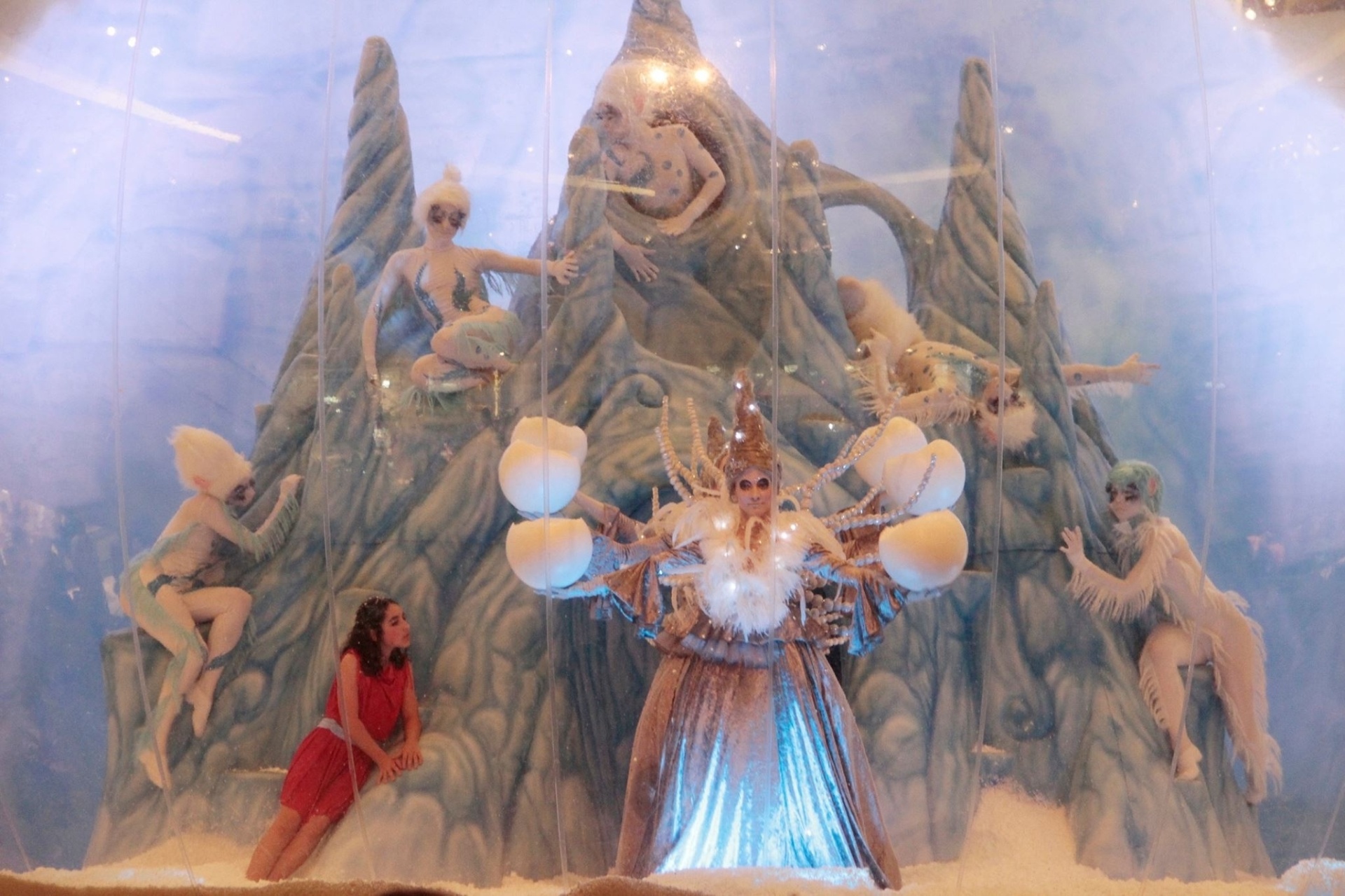 Até dia 17 de dezembro, 13 artistas, entre bailarinos, cantores, atores e acrobatas, apresentam o espetáculo "Polaris. Um Sonho de Natal", em cenário com neve e montanha. O espetáculo de Natal tem sessões gratuitas todas as quartas e quintas-feiras, às 20h30, no Shopping Palladium (avenida Presidente Kennedy, 4121, Portão). - Divulgação