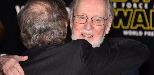 John Williams é abraçado por Steven Spielberg durante a pré-estreia de "Star Wars" - Ethan Miller/Getty Images