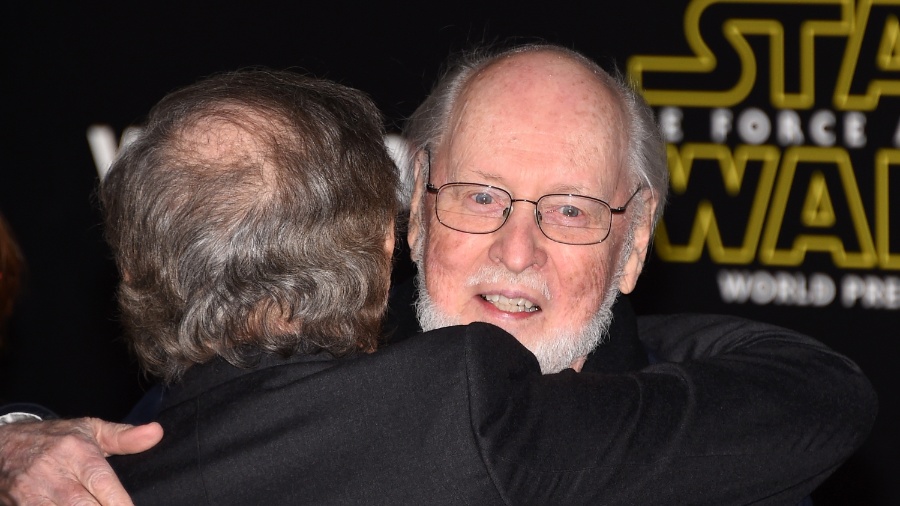 14.dez.2015 - O cineasta Steven Spielberg abraça o compositor John Williams durante a pré-estreia mundial de "Star Wars: O Despertar da Força". Além da famosa trilha de "Star Wars", Williams também compôs para filmes de Spielberg , como "Tubarão" e "Jurassic Park" - Ethan Miller/Getty Images