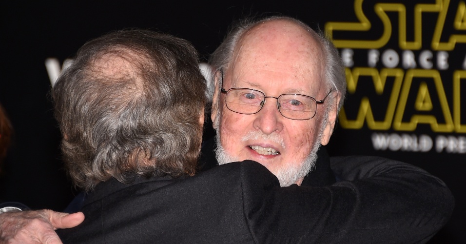 14.dez.2015 - O cineasta Steven Spielberg abraça o compositor John Williams durante a pré-estreia mundial de "Star Wars: O Despertar da Força". Além da famosa trilha de "Star Wars", Williams também compôs para filmes de Spielberg , como "Tubarão" e "Jurassic Park"