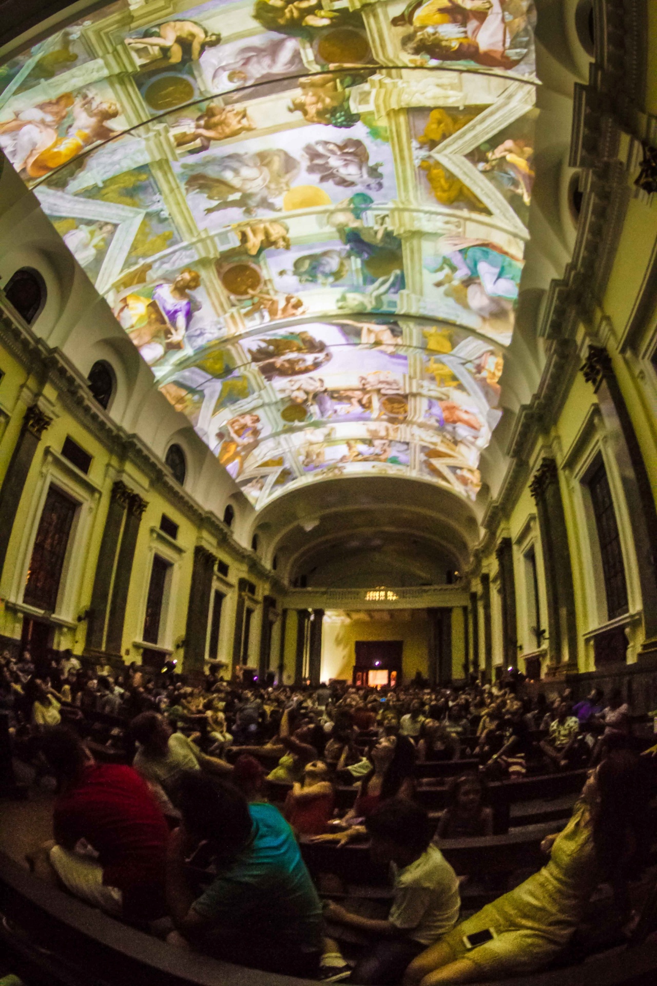 Até dia 22 de dezembro, a igreja São Luís Gonzaga (avenida Paulista, 2.378, Consolação) recebe o Natal Iluminado com apresentações em projeções no altar e no teto da igreja. As projeções são, em sua maioria, inspiradas na Capela Sistina. Imagens de artistas como Michelangelo, Rafael, Bernini e Botticelli fazem parte da apresentação. Veja os horários das sessões: 17/12 (21h30), 18/12 (20h e 21h), 19/12 (19h, 20h e 21h), 20/12 (21h), 21/12 (20h e 21h) e 22/12 (20h e 21h). - Divulgação