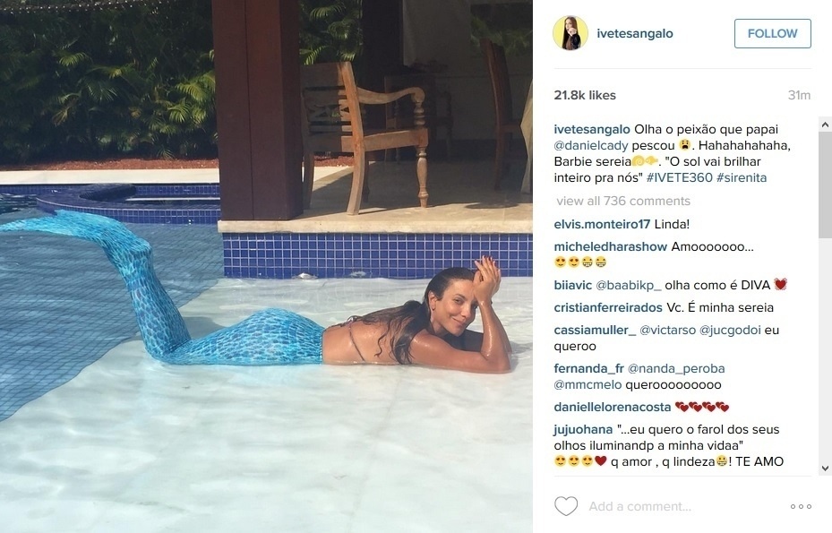 27.dez.2015 - Ivete Sangalo sensualiza com cauda de sereia na piscina. 