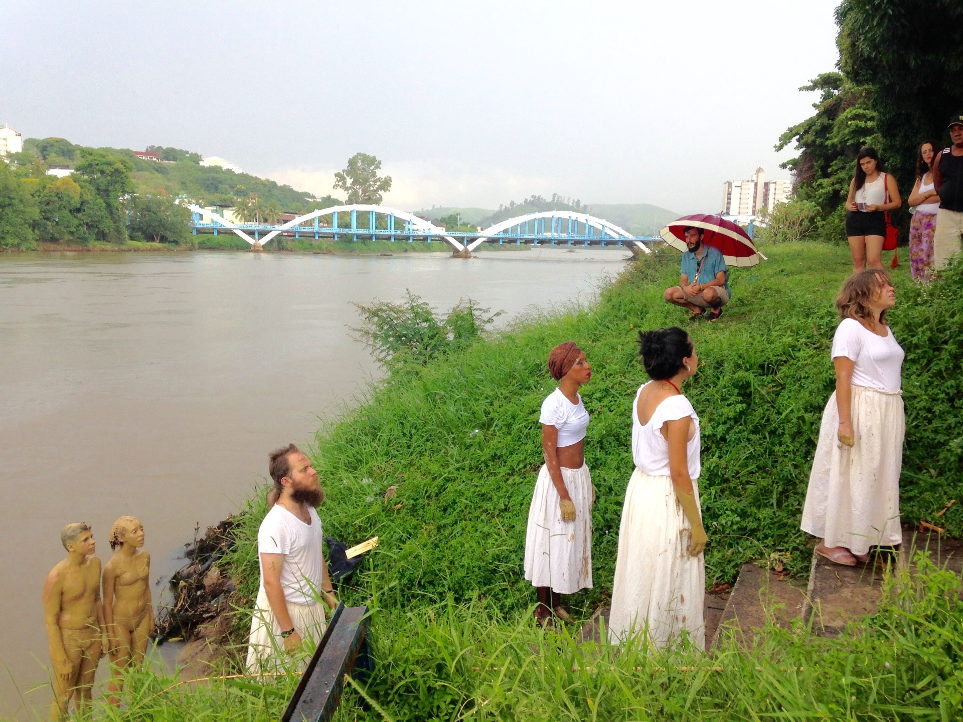 28.dez.2015 - Um grupo de atores de Barra Mansa (RJ) homenageou no rio Paraíba do Sul as vítimas da lama que vazou de uma barragem em Mariana (MG) - Rafael Crooz/Divulgação