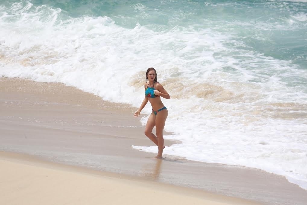 17.fev.2016 - De biquíni, Marina Ruy Barbosa grava cenas de "Totalmente Demais" na praia da Macumba, no Rio - Dilson Silva/AgNews