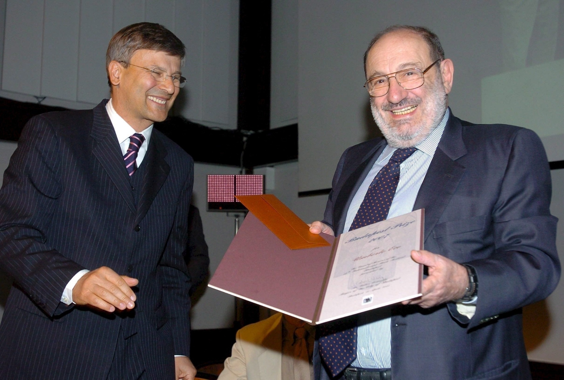 Umberto Eco recebe o Grande Prêmio da Cidade de Budapeste das mãos do prefeito Gabor Demszky durante os atos da XIV Feira do Livro de Budapeste, na Hungria - Peter Kollanyi/EFE