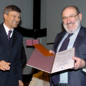 Umberto Eco recebe o Grande Prêmio da Cidade de Budapeste das mãos do prefeito Gabor Demszky durante os atos da XIV Feira do Livro de Budapeste, na Hungria - Peter Kollanyi/EFE